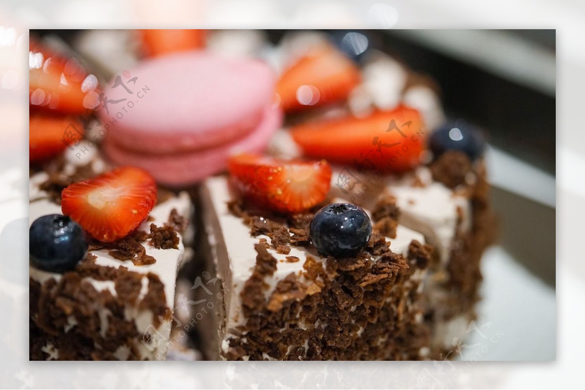 马卡龙草莓巧克力蛋糕