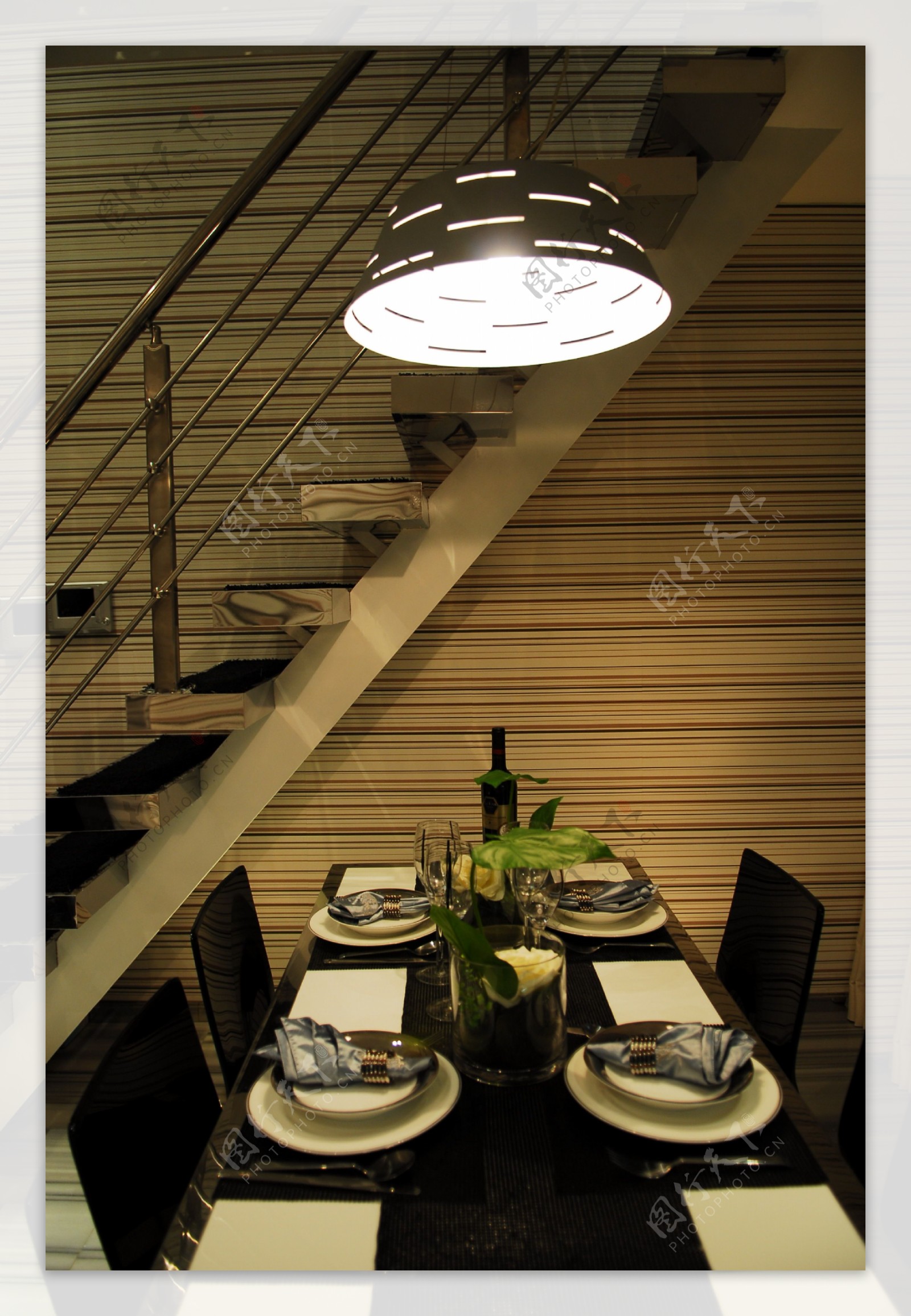现代简约风室内设计餐厅餐桌楼梯效果图