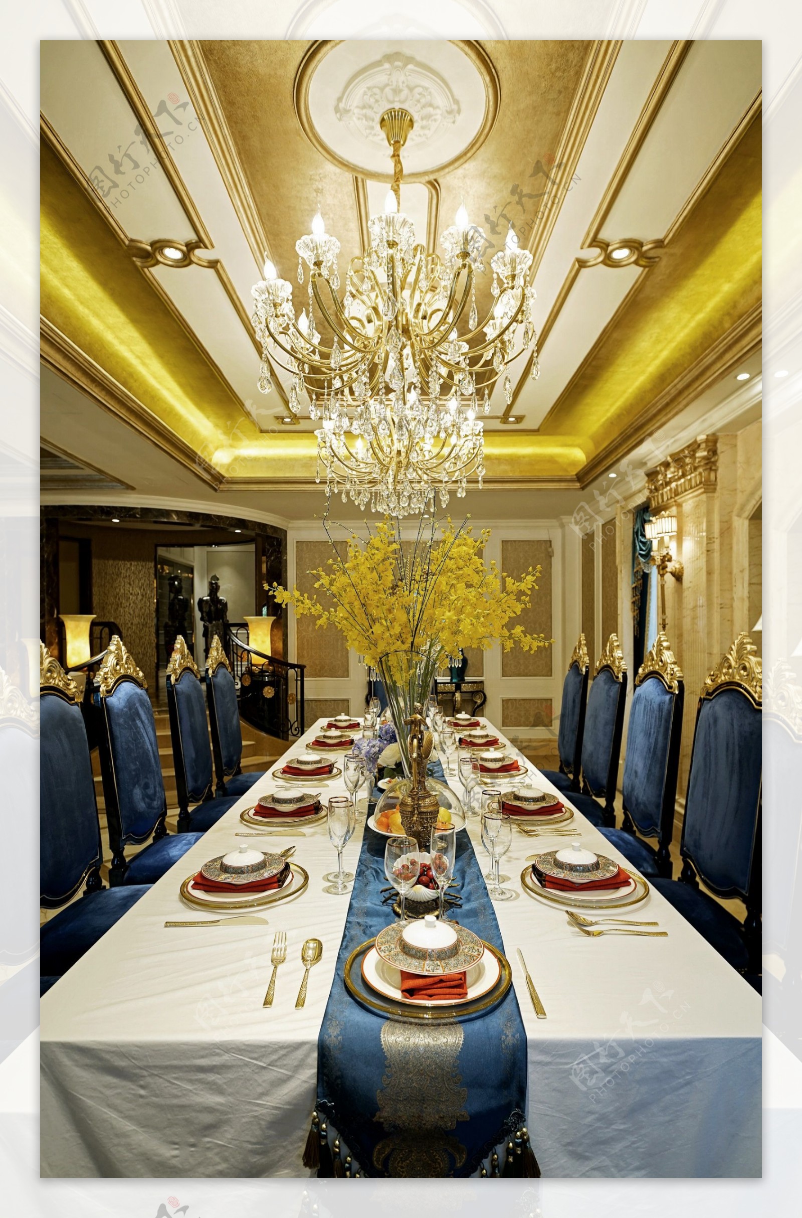欧式奢华室内餐厅金色吊顶效果图