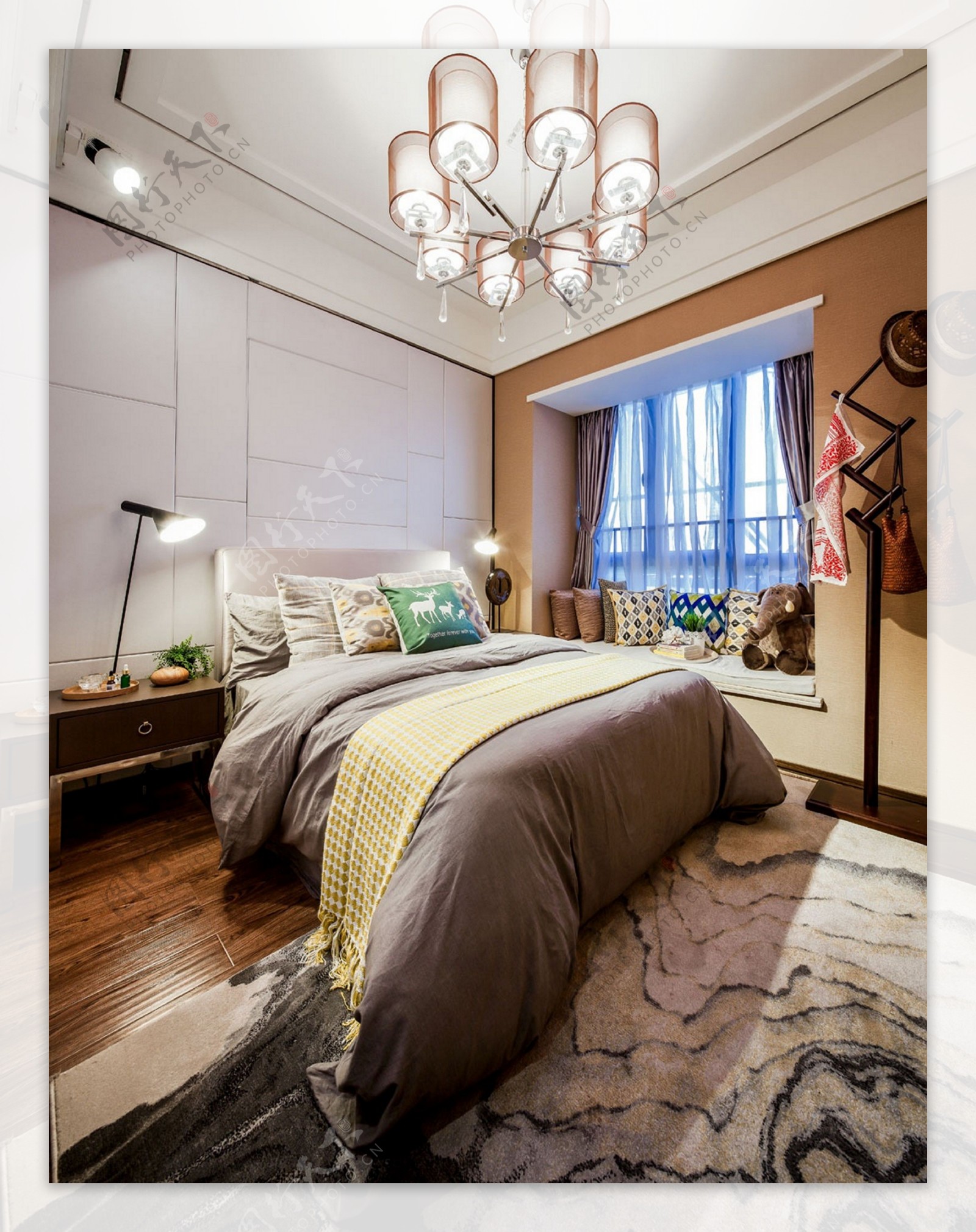 现代时尚水晶吊灯卧室室内装修效果图