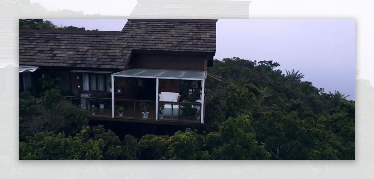 大气航拍森林别墅中幸福的情侣视频素材