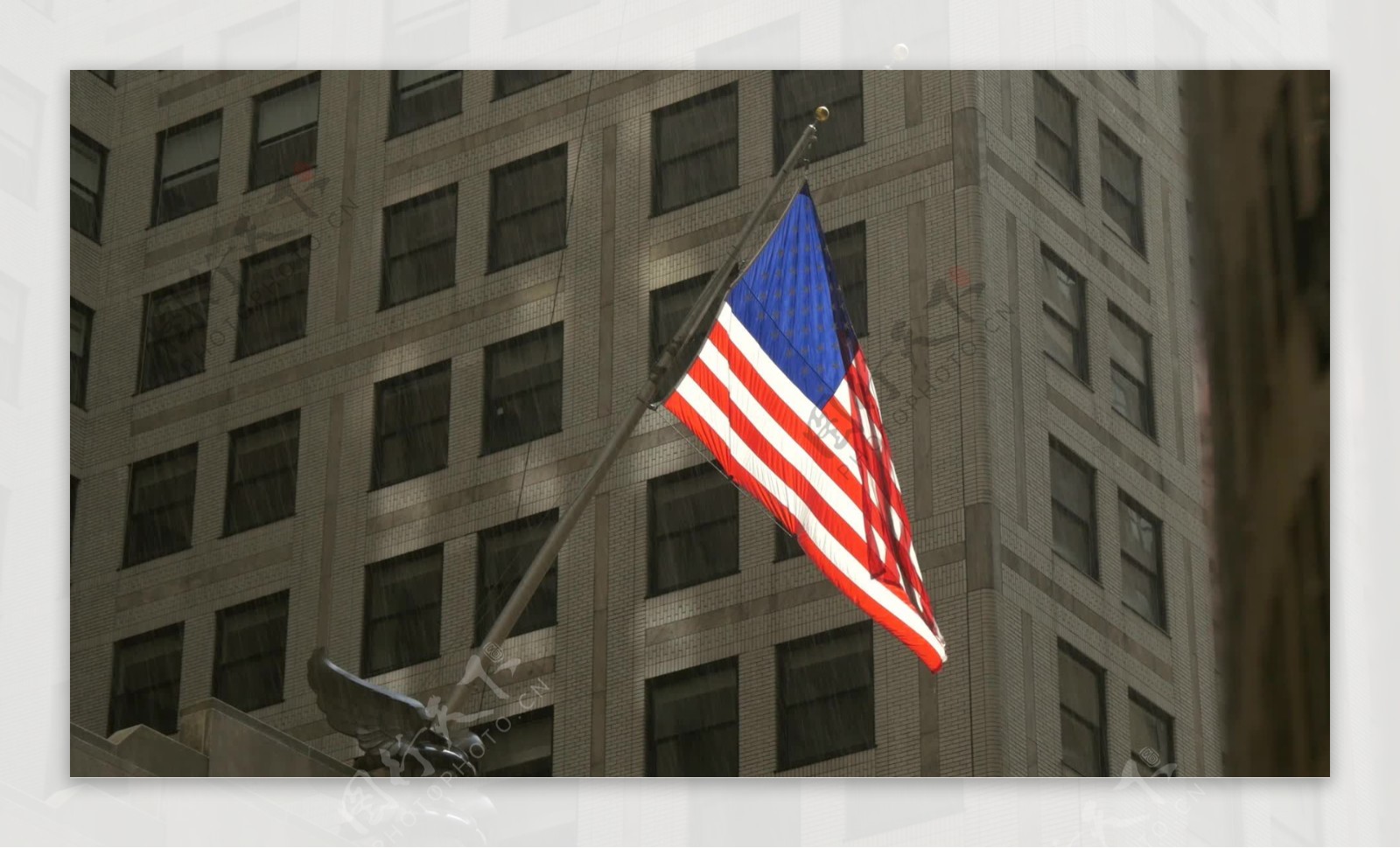 美国在纽约克莱斯勒大厦的雨中飞行