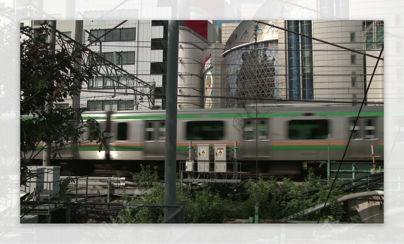 穿越东京市郊的列车