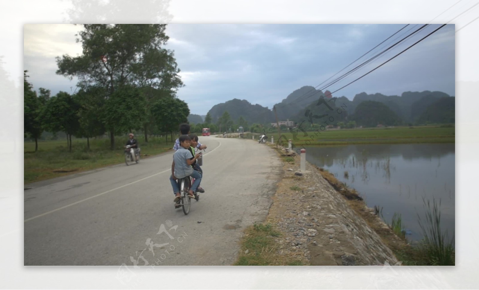 越南儿童骑自行车