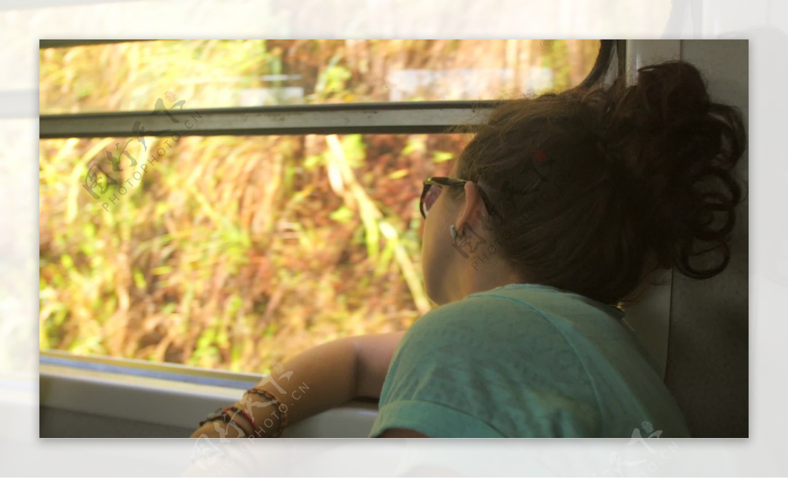 从斯里兰卡火车窗外望出去的游客