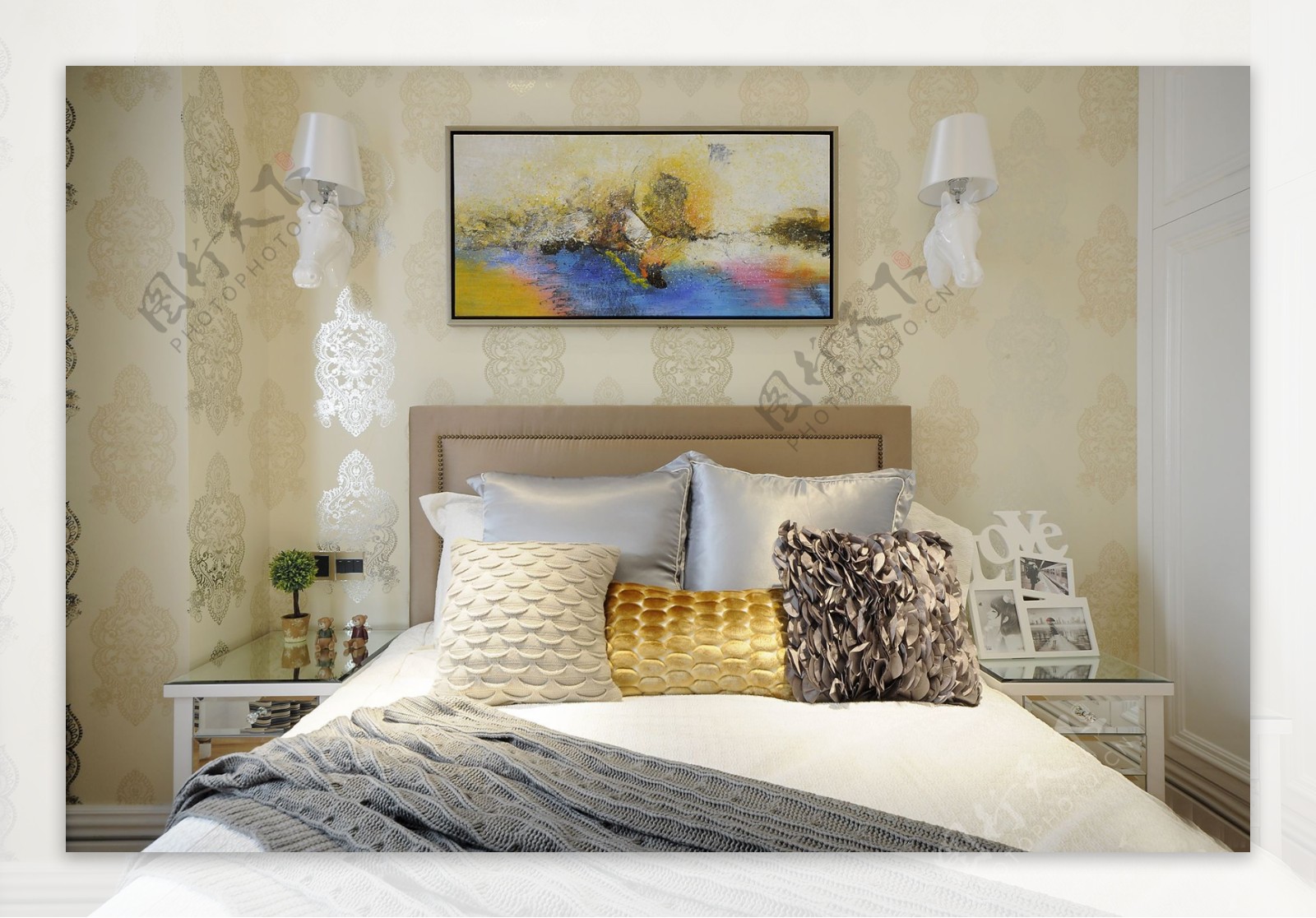 现代时尚卧室暖黄色背景墙室内装修效果图