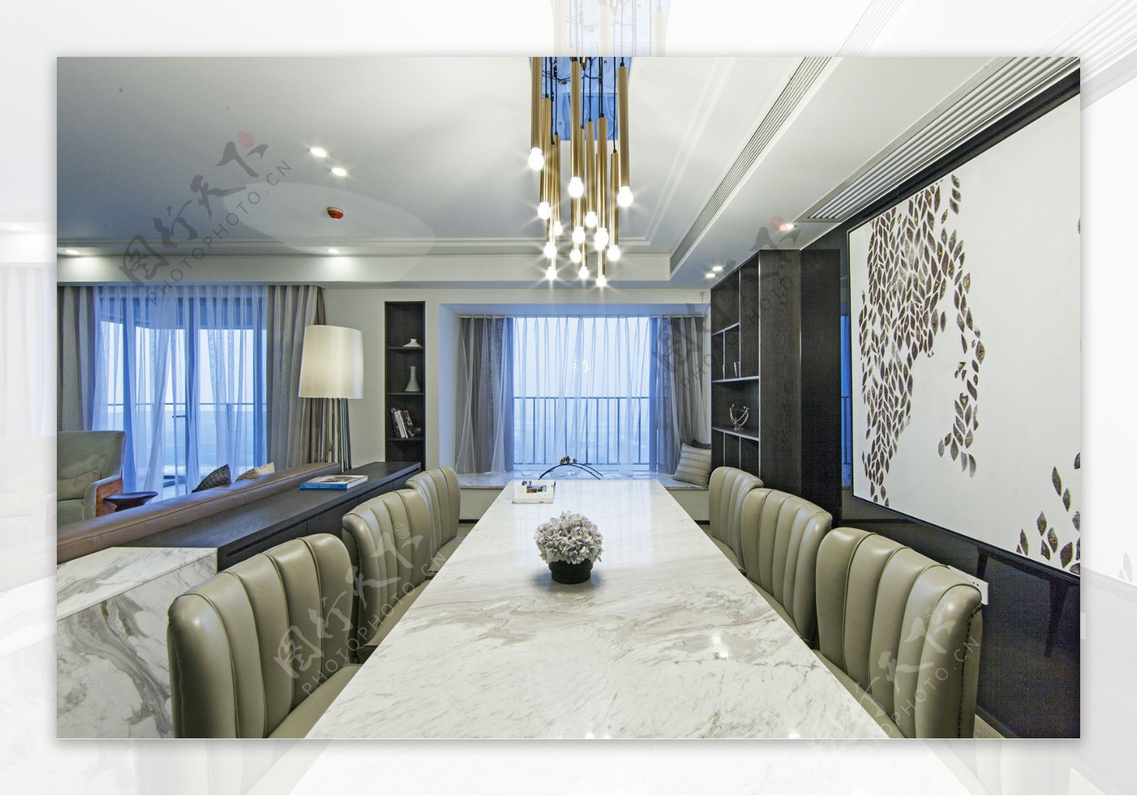 现代时尚客厅金色条状吊灯室内装修效果图