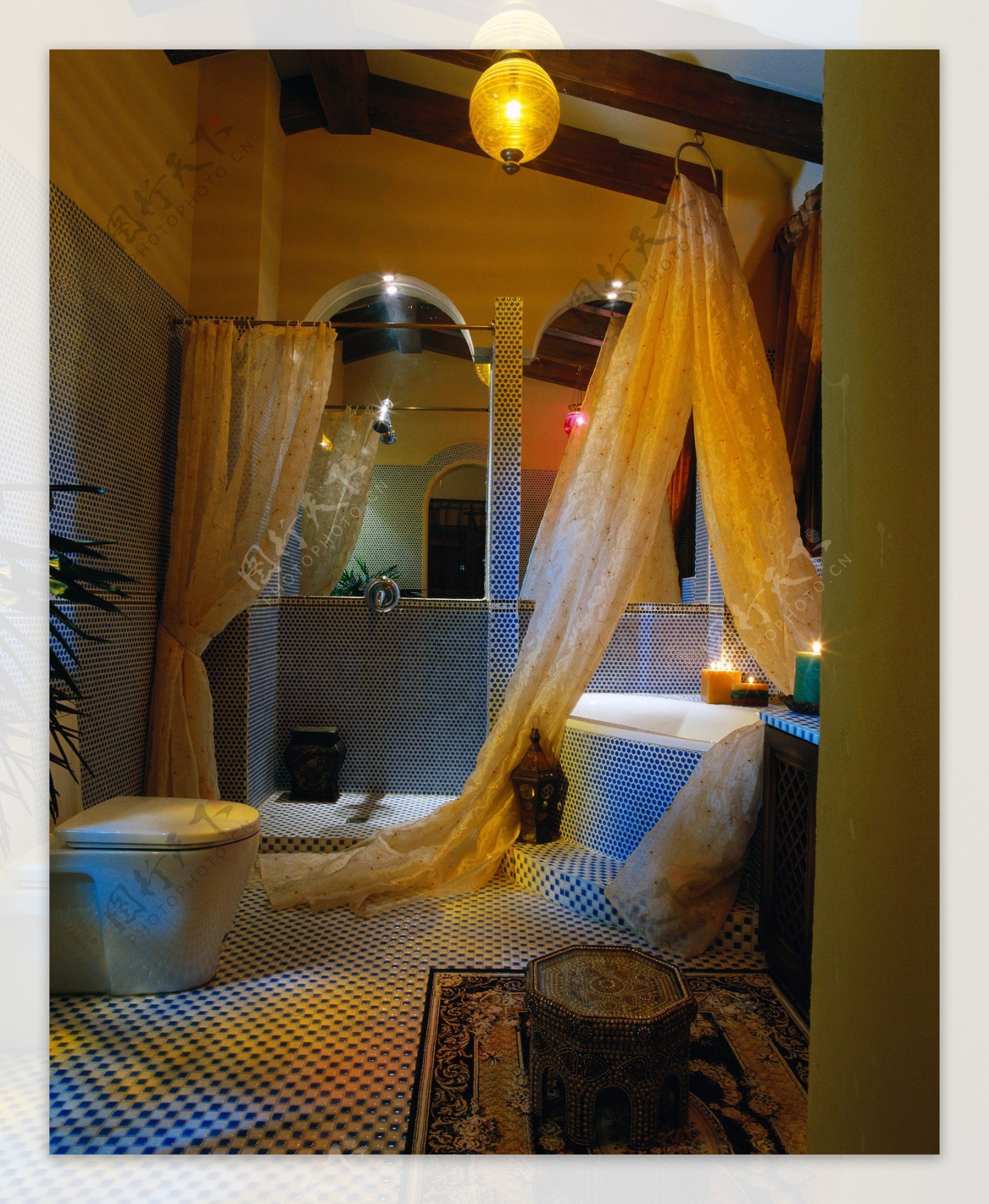 现代浪漫浴室圆形橘色吊灯室内装修效果图