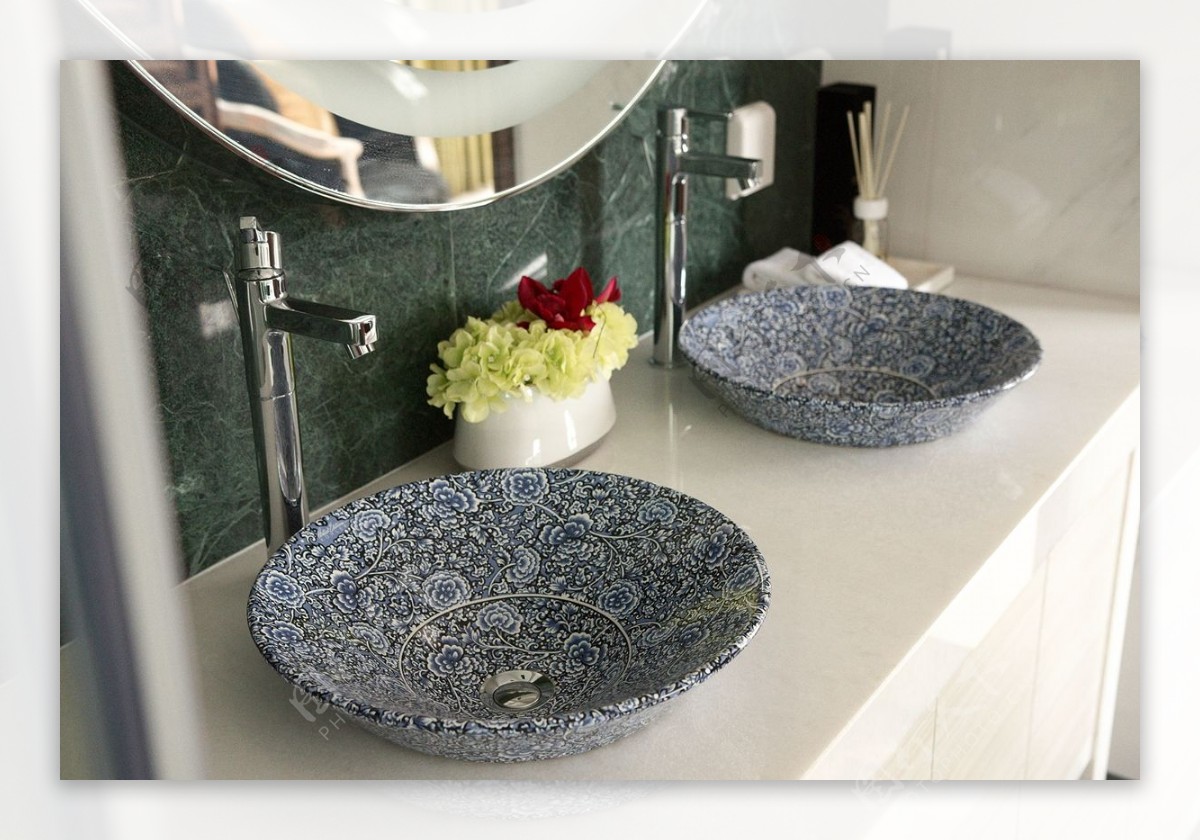 现代时尚浴室灰色花纹洗手台室内装修效果图