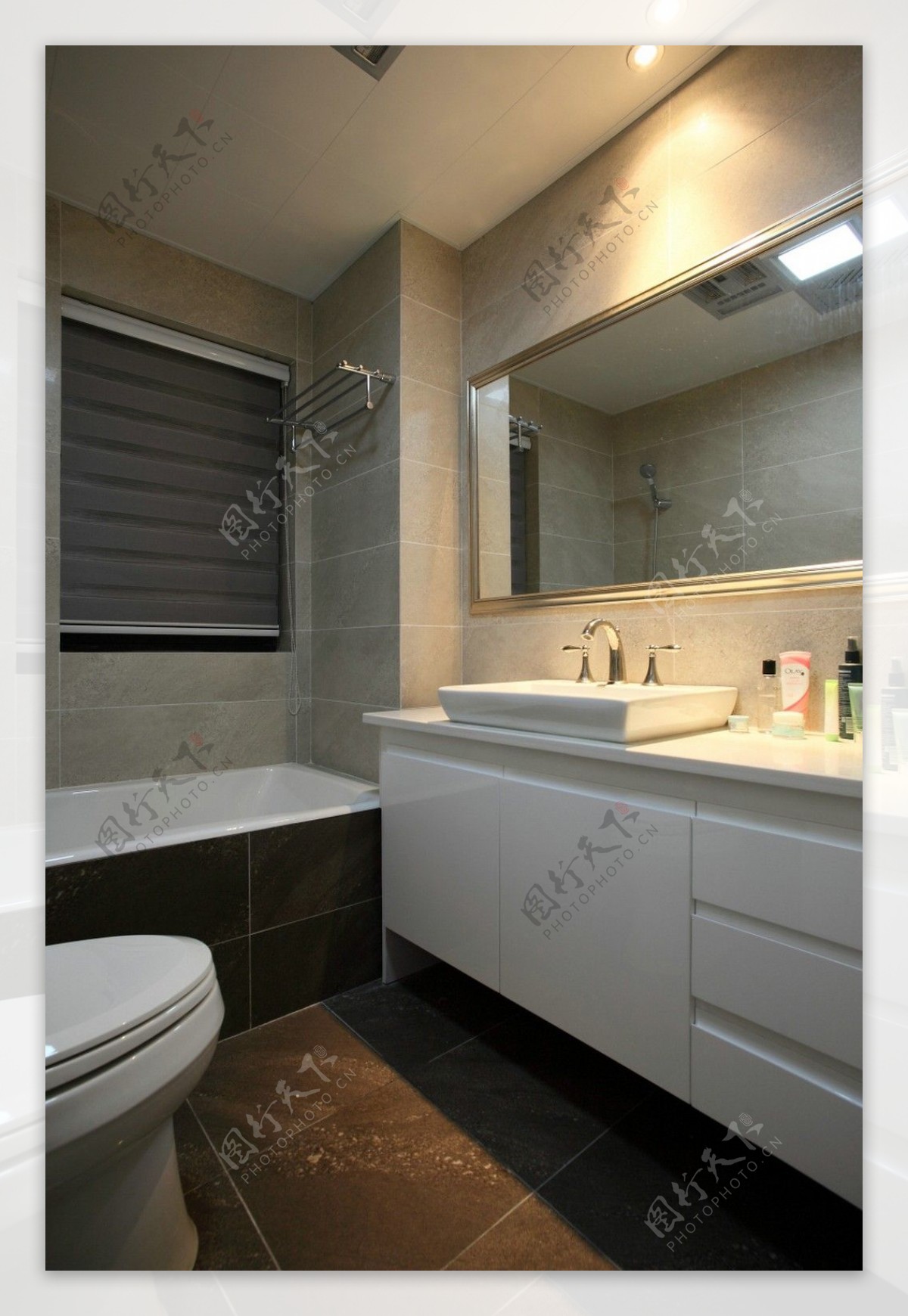 现代浴室浅色背景墙室内装修效果图