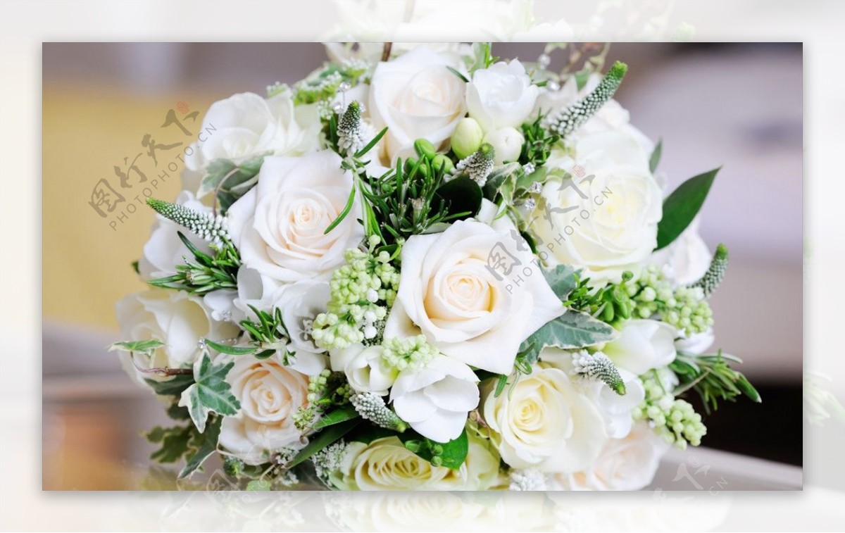 白玫瑰婚礼鲜花花束