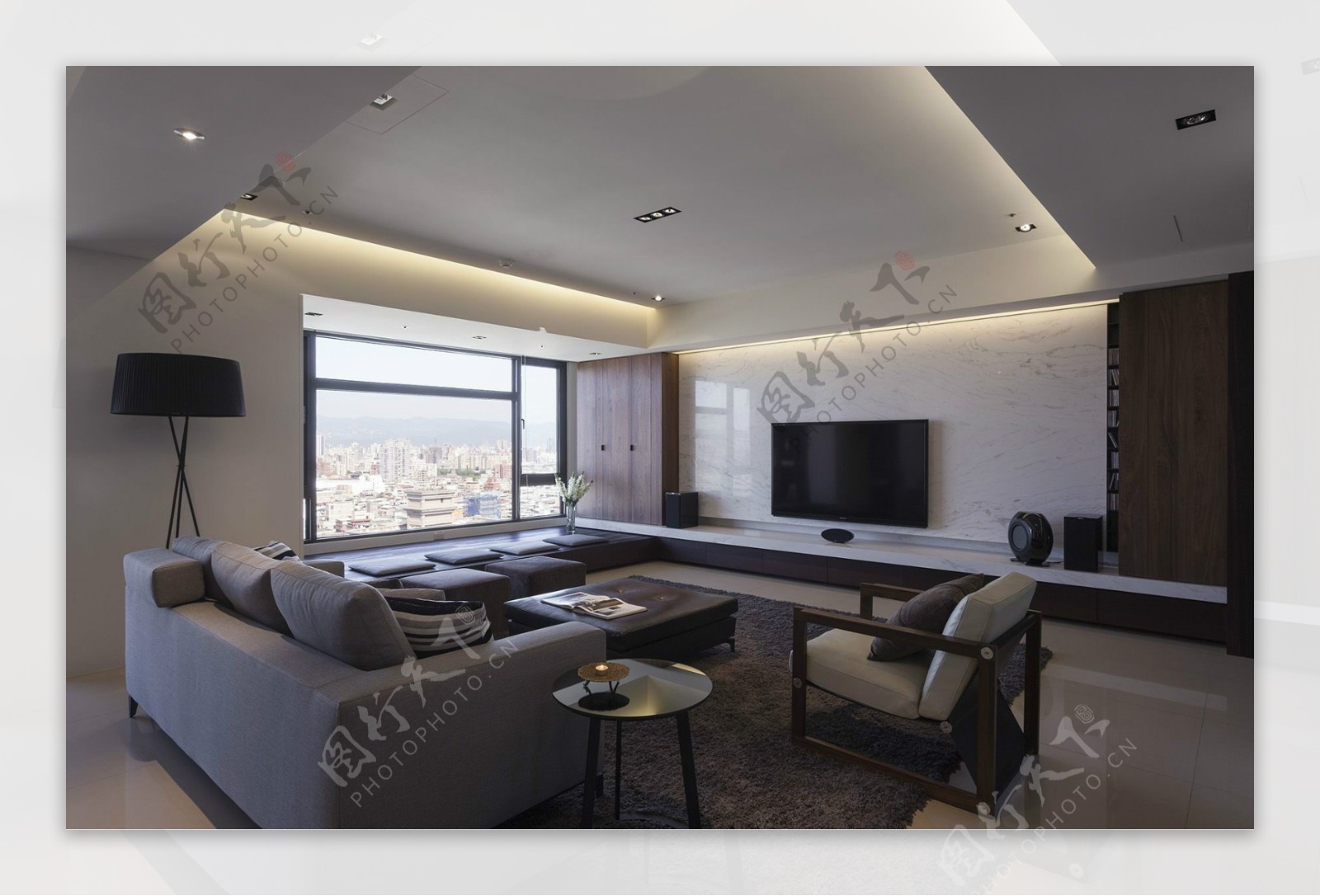 现代冷淡客厅深灰色沙发室内装修效果图