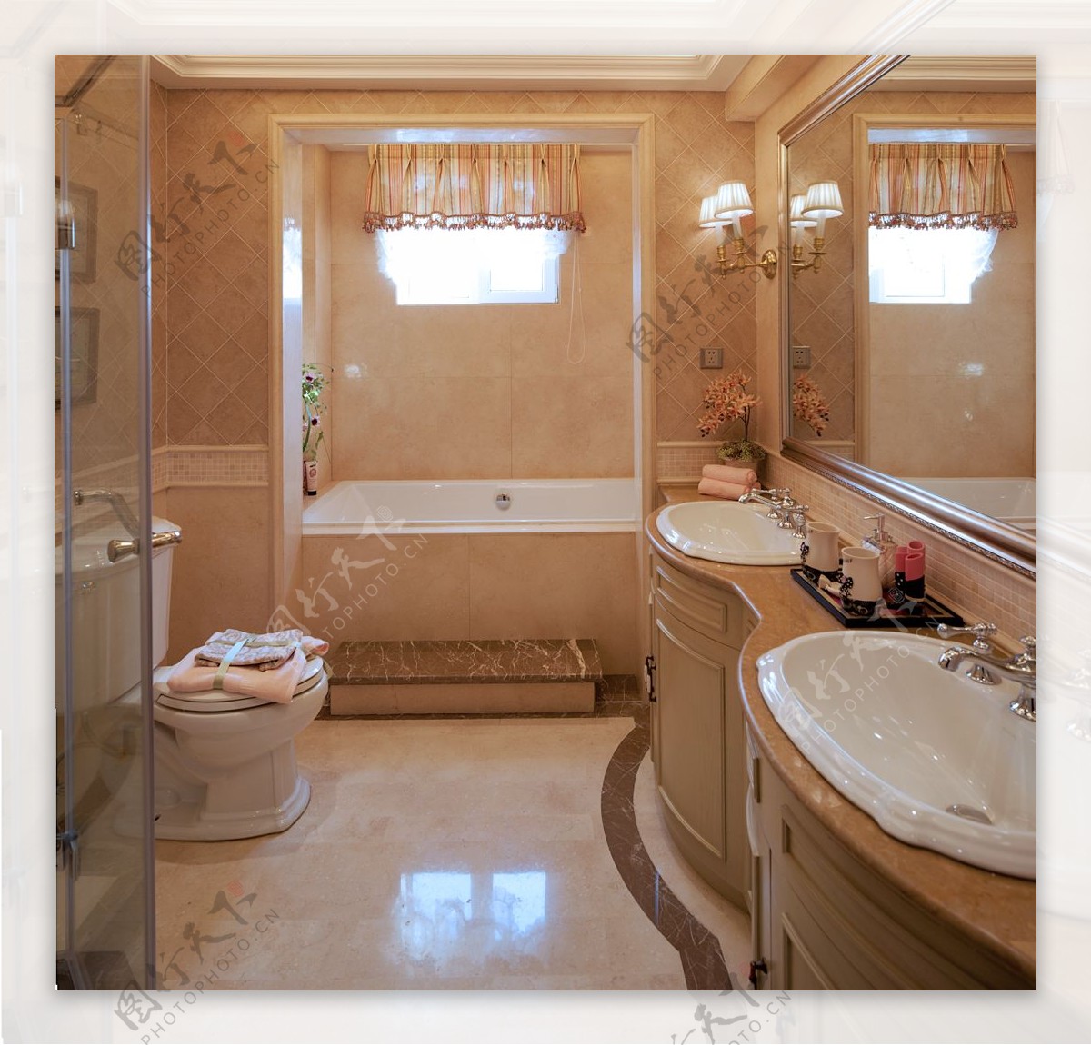简约时尚浴室白色地板室内装修效果图