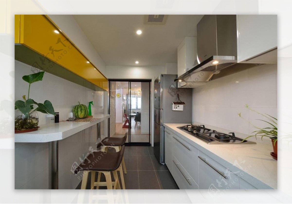 现代时尚厨房黄色柜子室内装修效果图