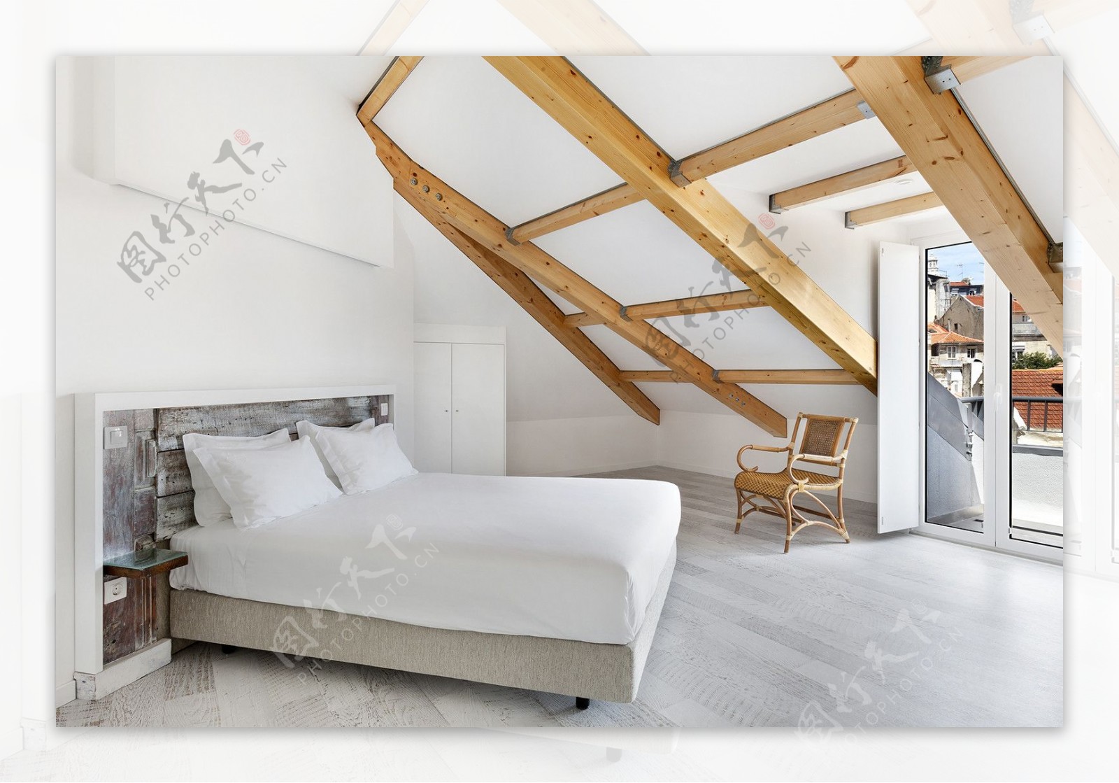 北欧卧室白色亮面地板室内装修效果图