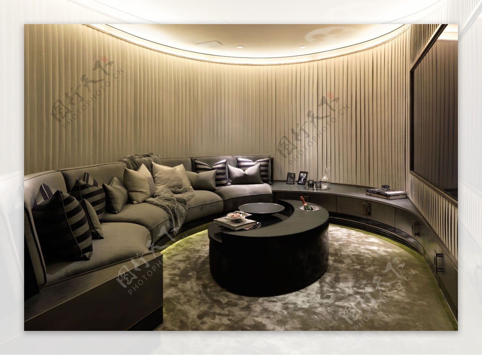 现代奢华客厅圆形深色茶几室内装修效果图