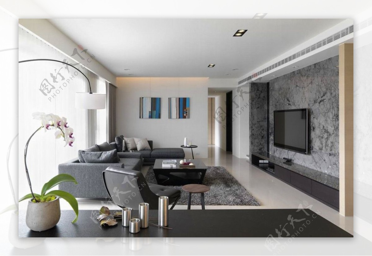 客厅采用简洁的北欧风格，形成一个开阔的视觉空间。灰色背景墙、窗帘、沙发显得十分大气。通过色彩及饰物的-家居美图_装一网装修效果图