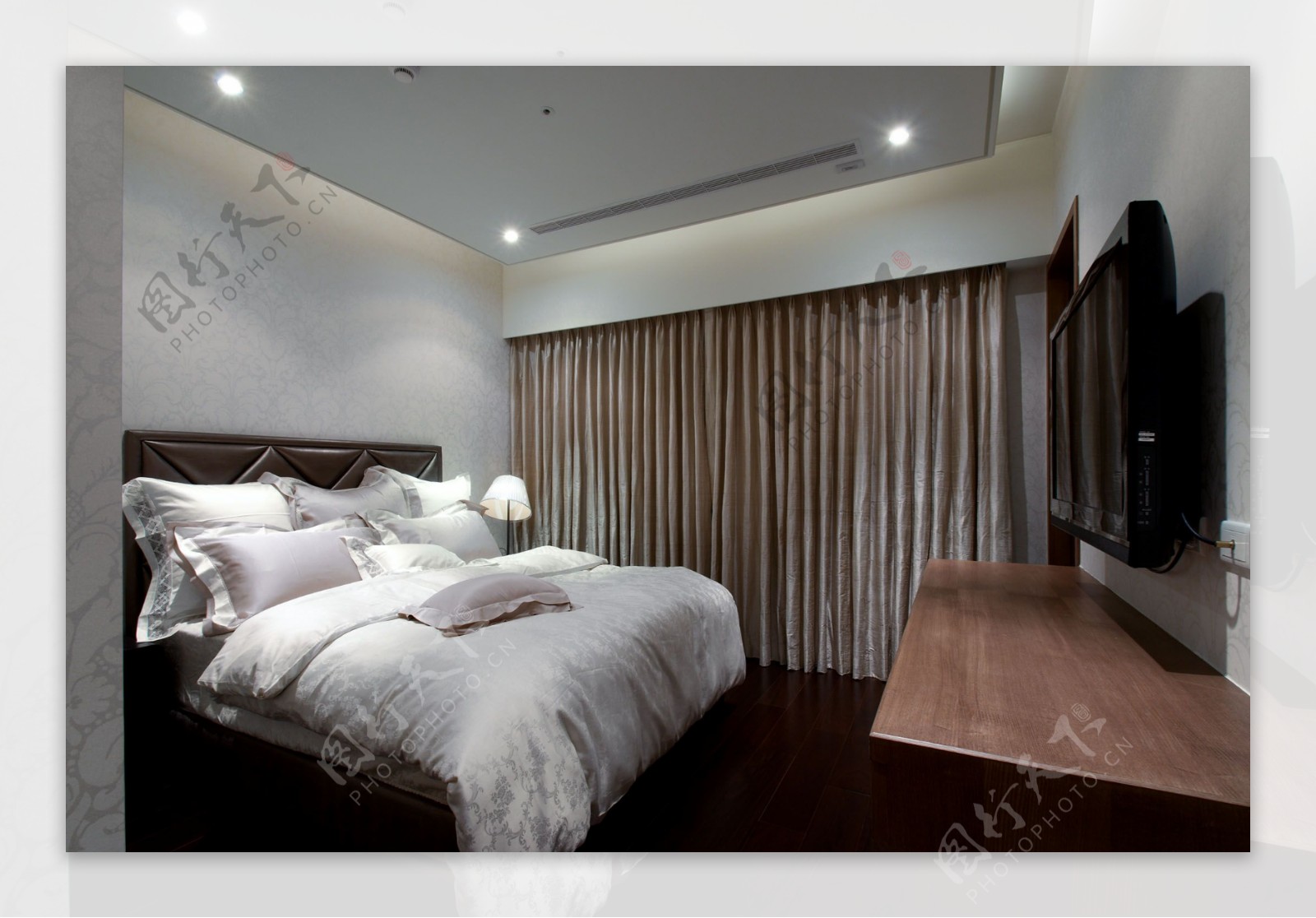 现代简约卧室金色窗帘室内装修效果图