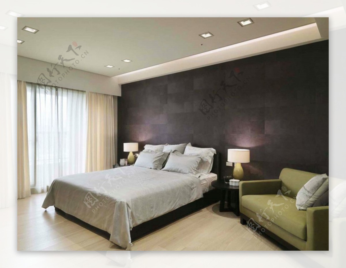 现代时尚卧室深紫色背景墙室内装修效果图