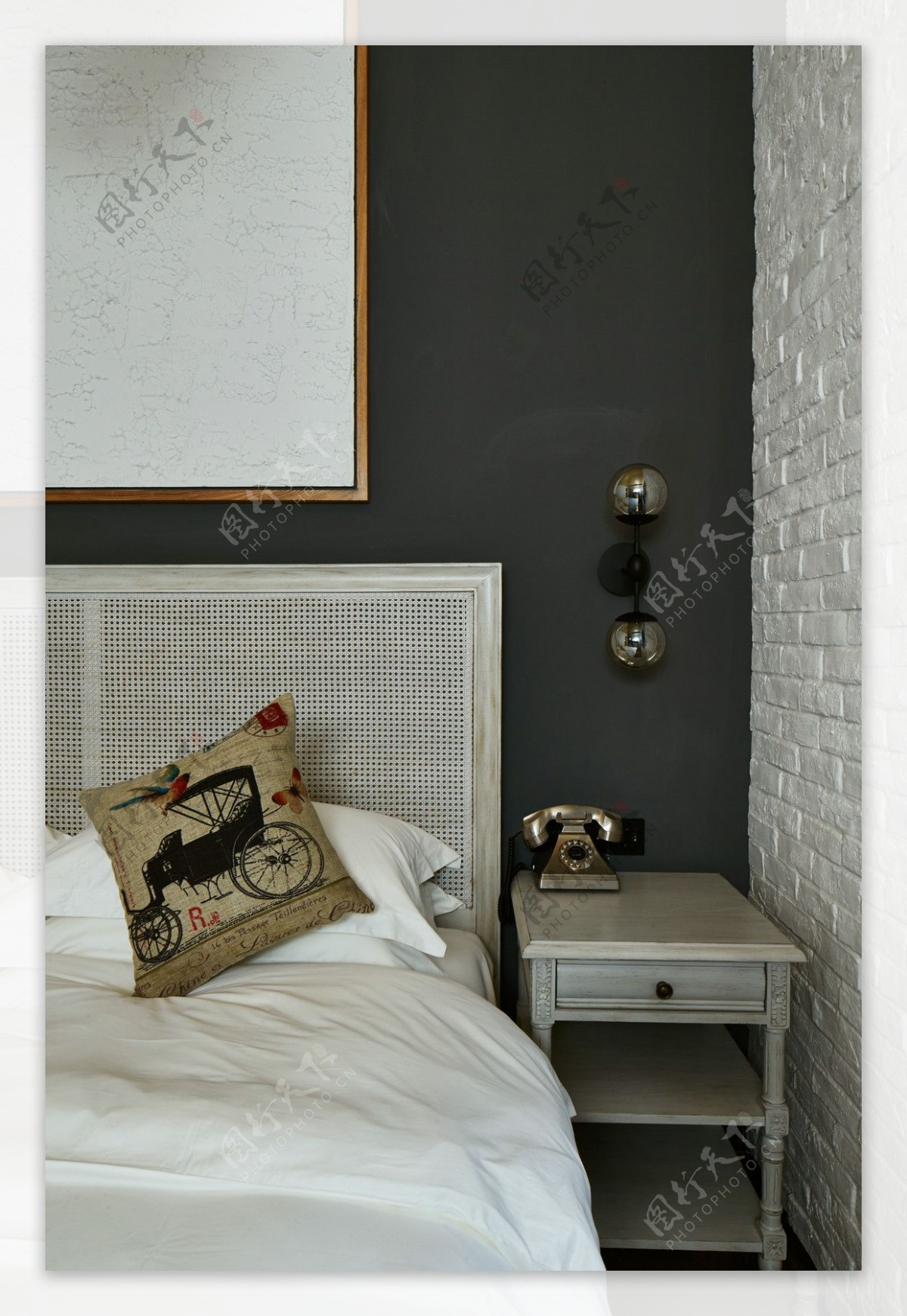 现代时尚卧室深灰色背景墙室内装修效果图