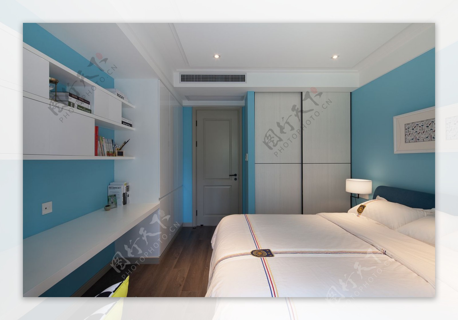 现代清新卧室蓝色背景墙室内装修效果图