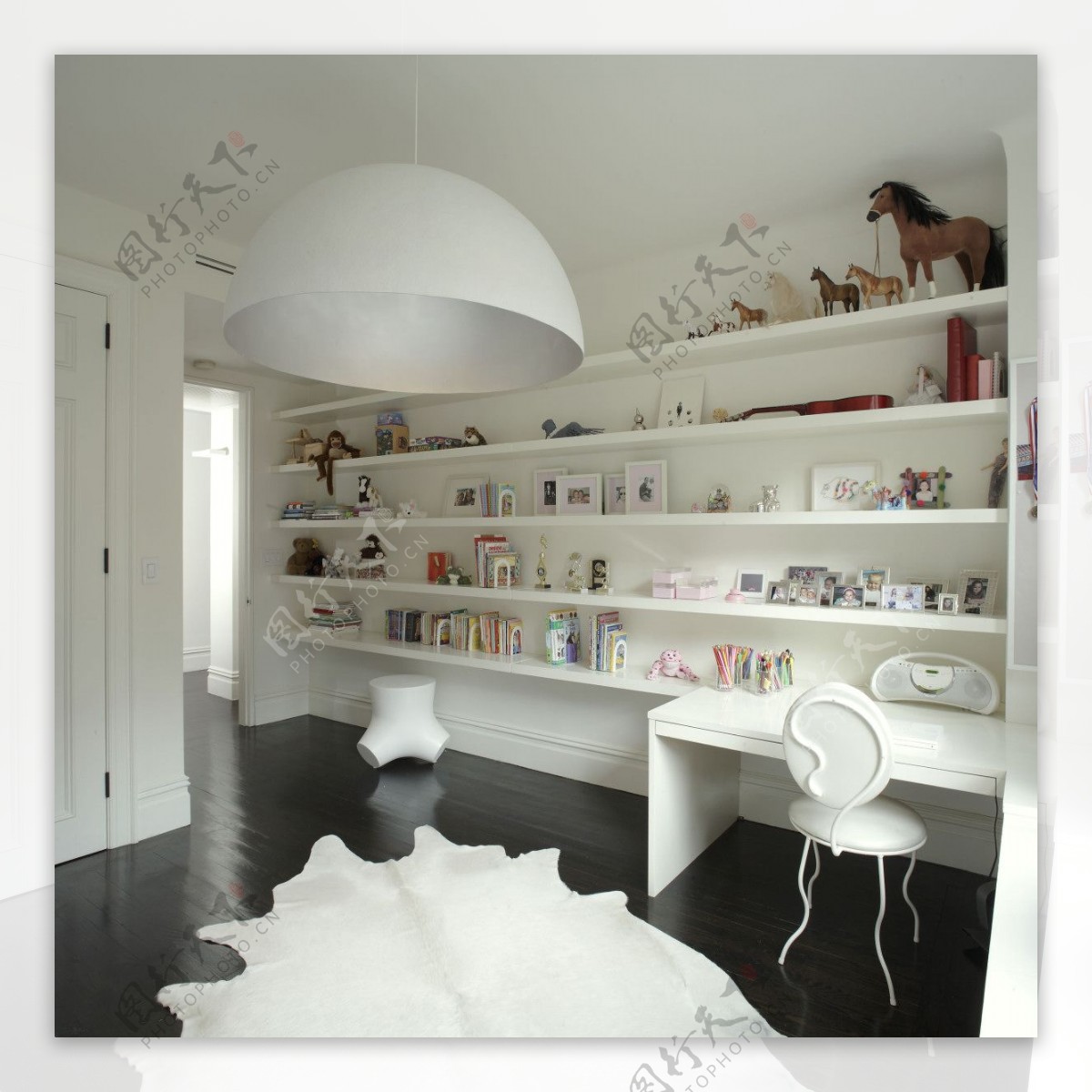 现代时尚客厅白色展示架室内装修效果图