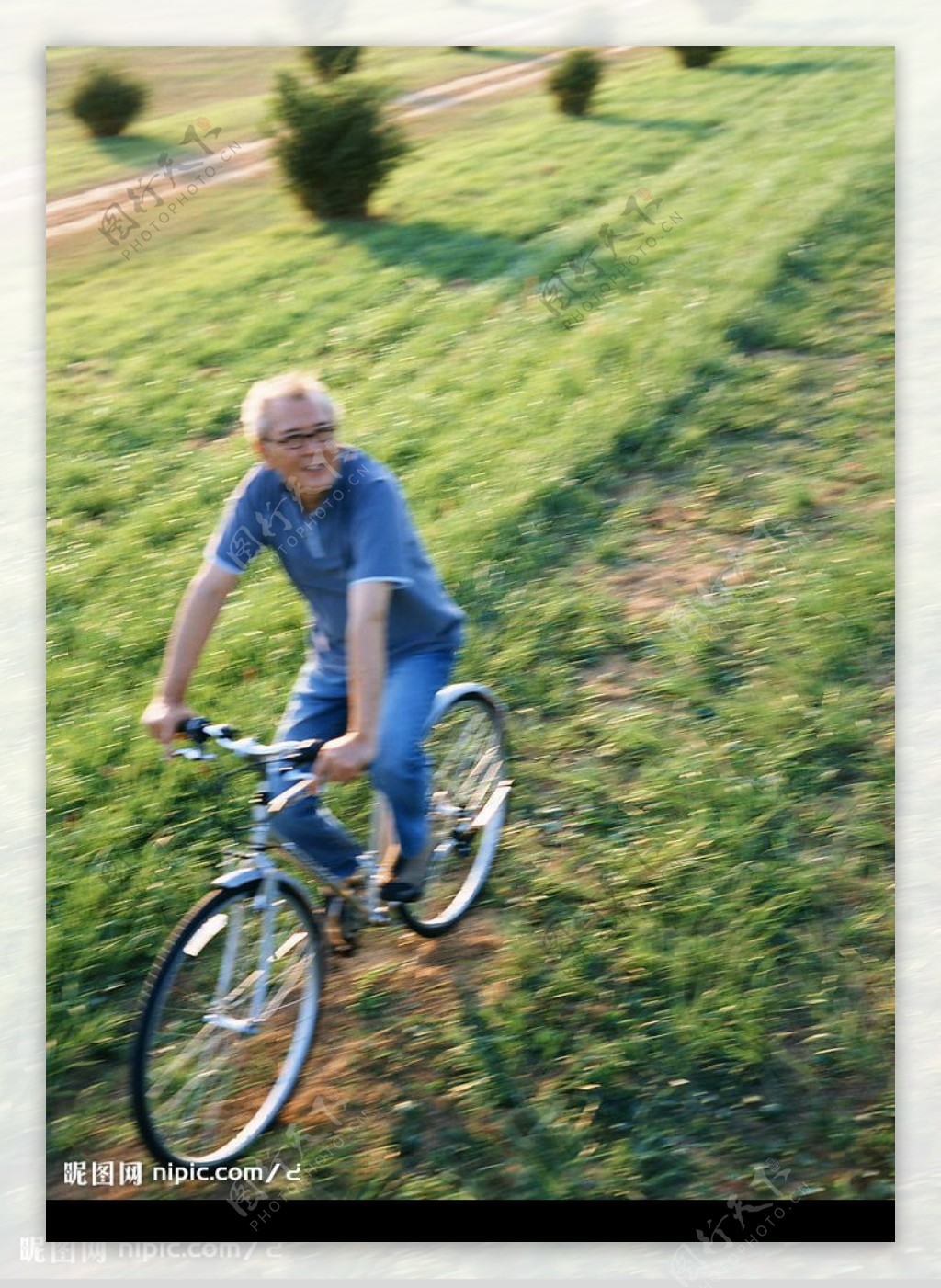 郊外田野上骑自行车的男人