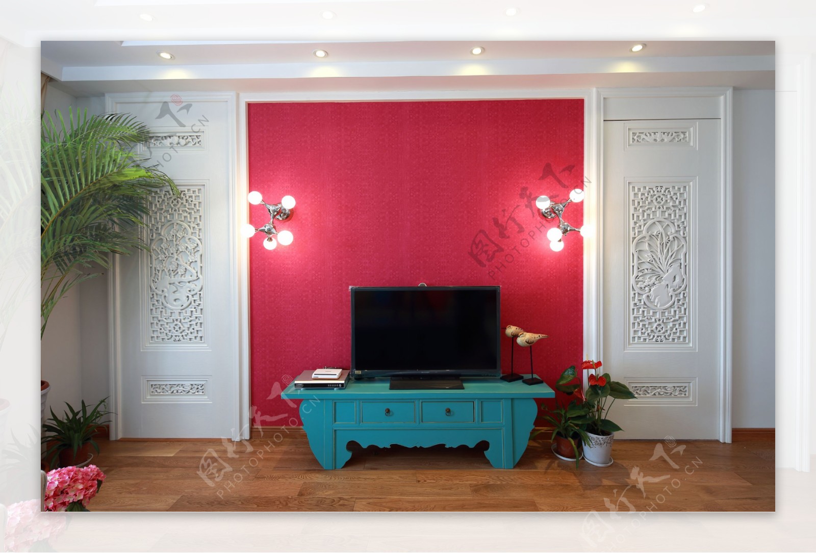 现代时尚客厅玫红色电视背景墙室内装修图
