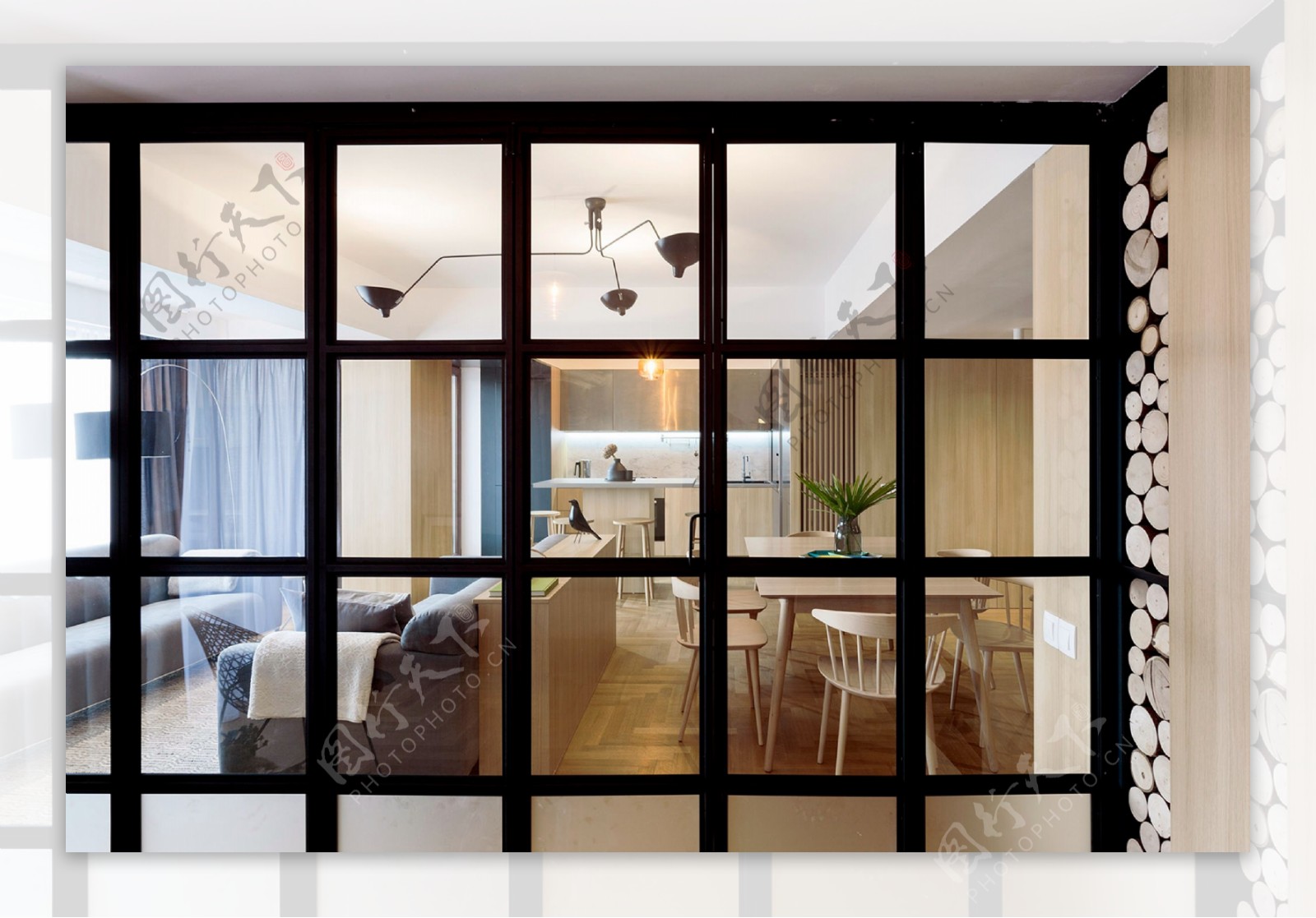 现代时尚客厅黑色格子玻璃隔断室内装修图