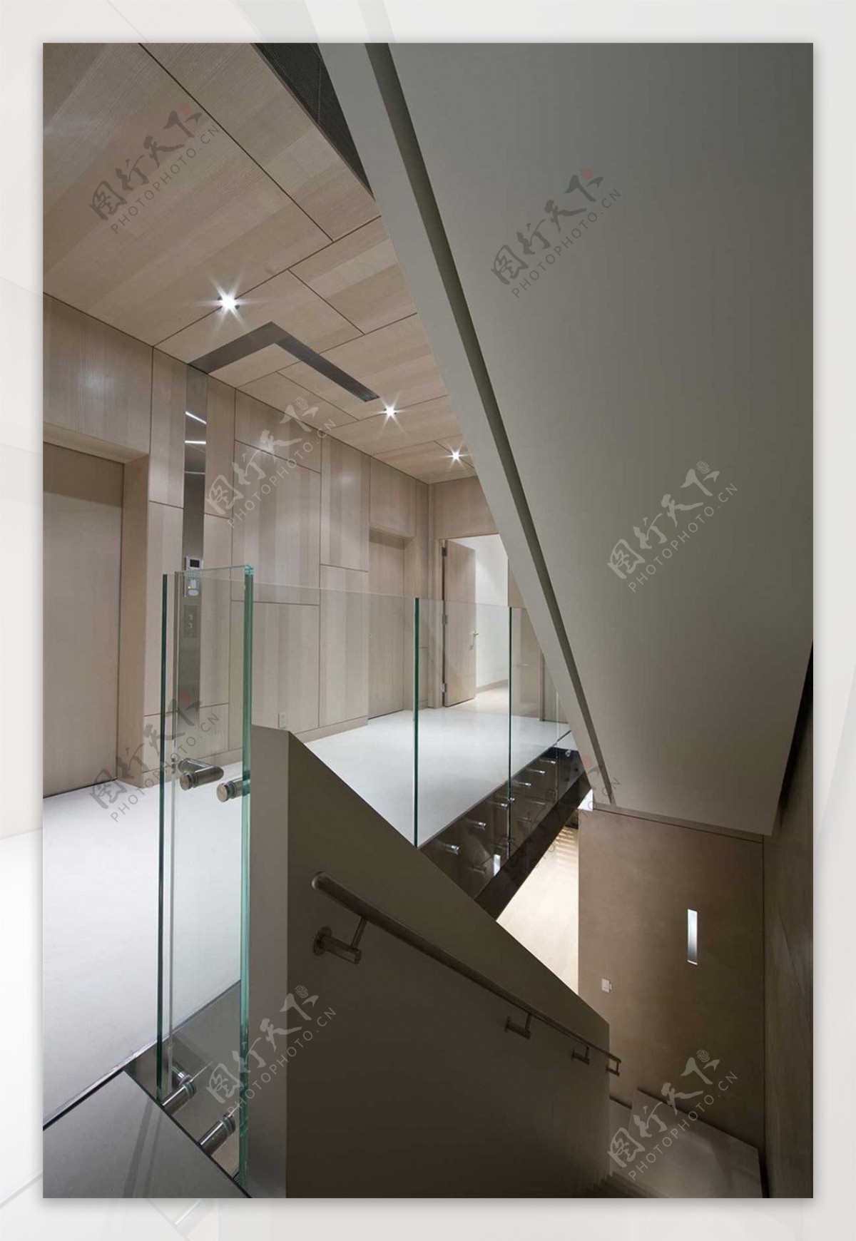简约楼梯间装修玻璃设计效果图
