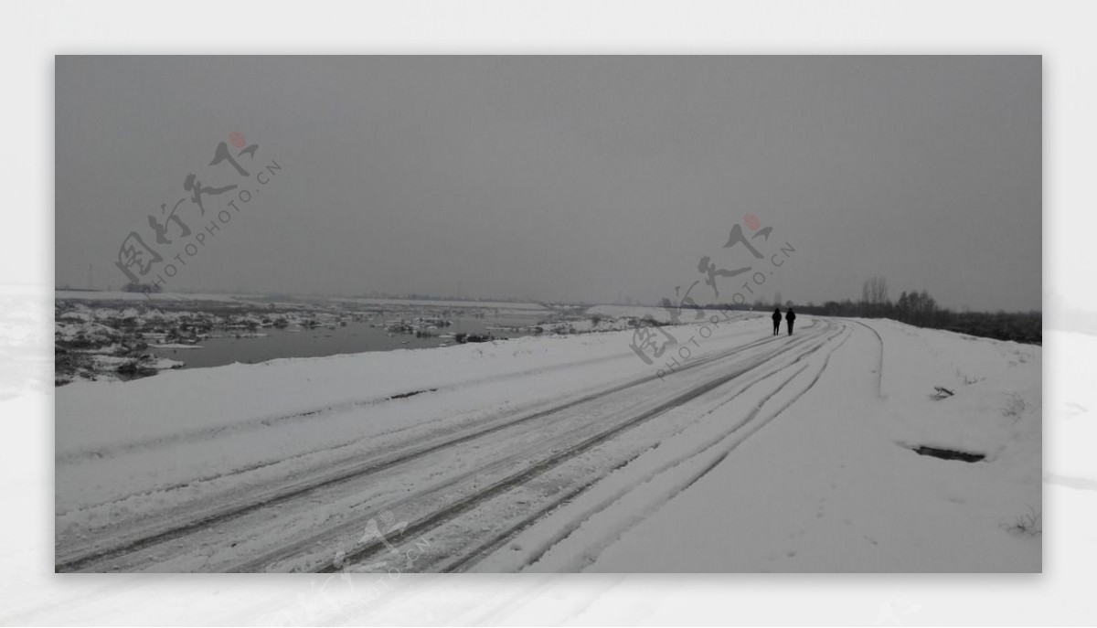 乡村道路雪景