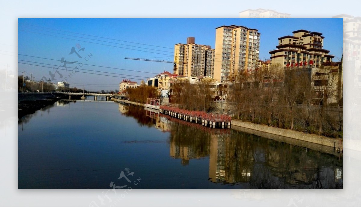 蓝天下的河道风景