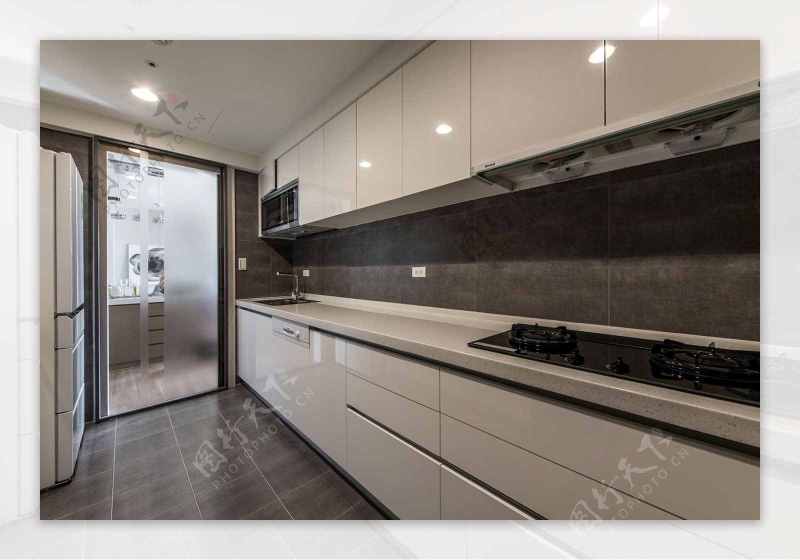 简约厨房白色橱柜设计效果图_装信通网效果图