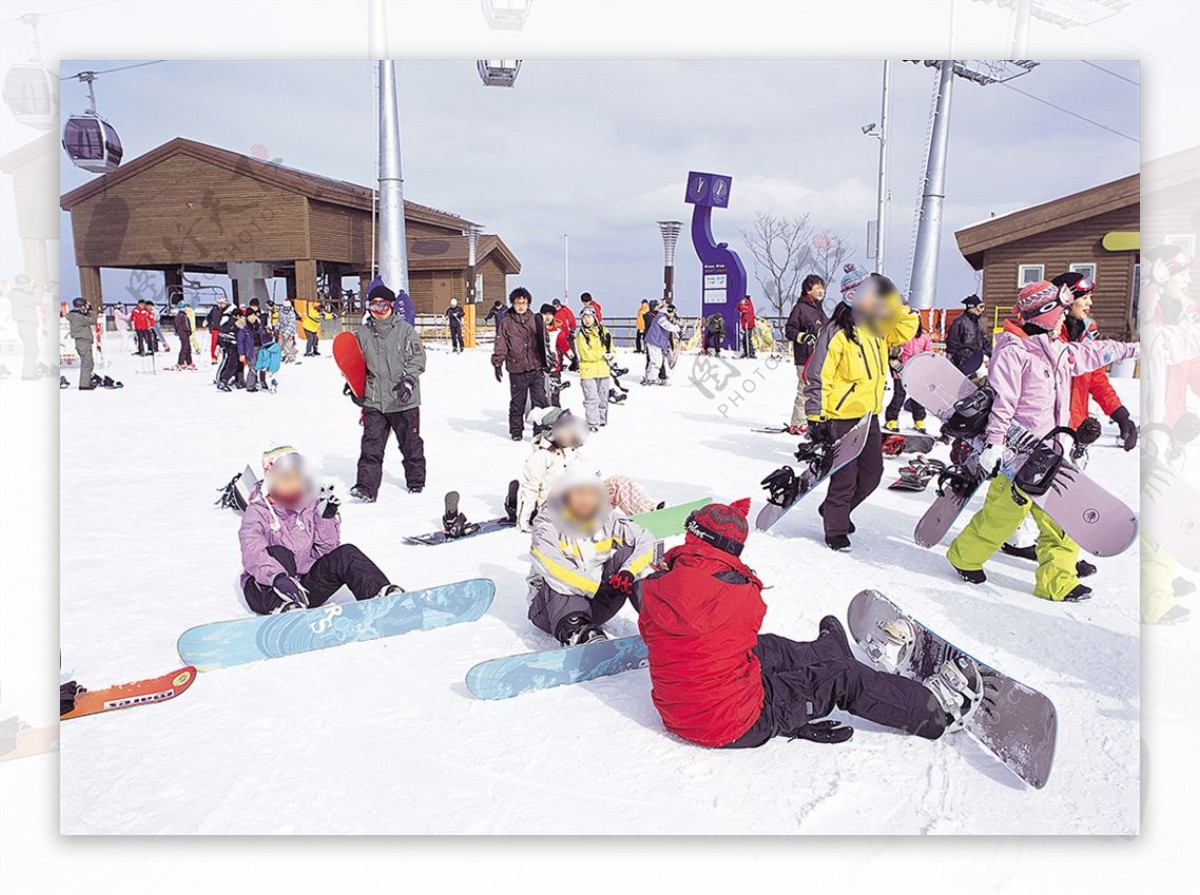 高山冬季滑雪场活动