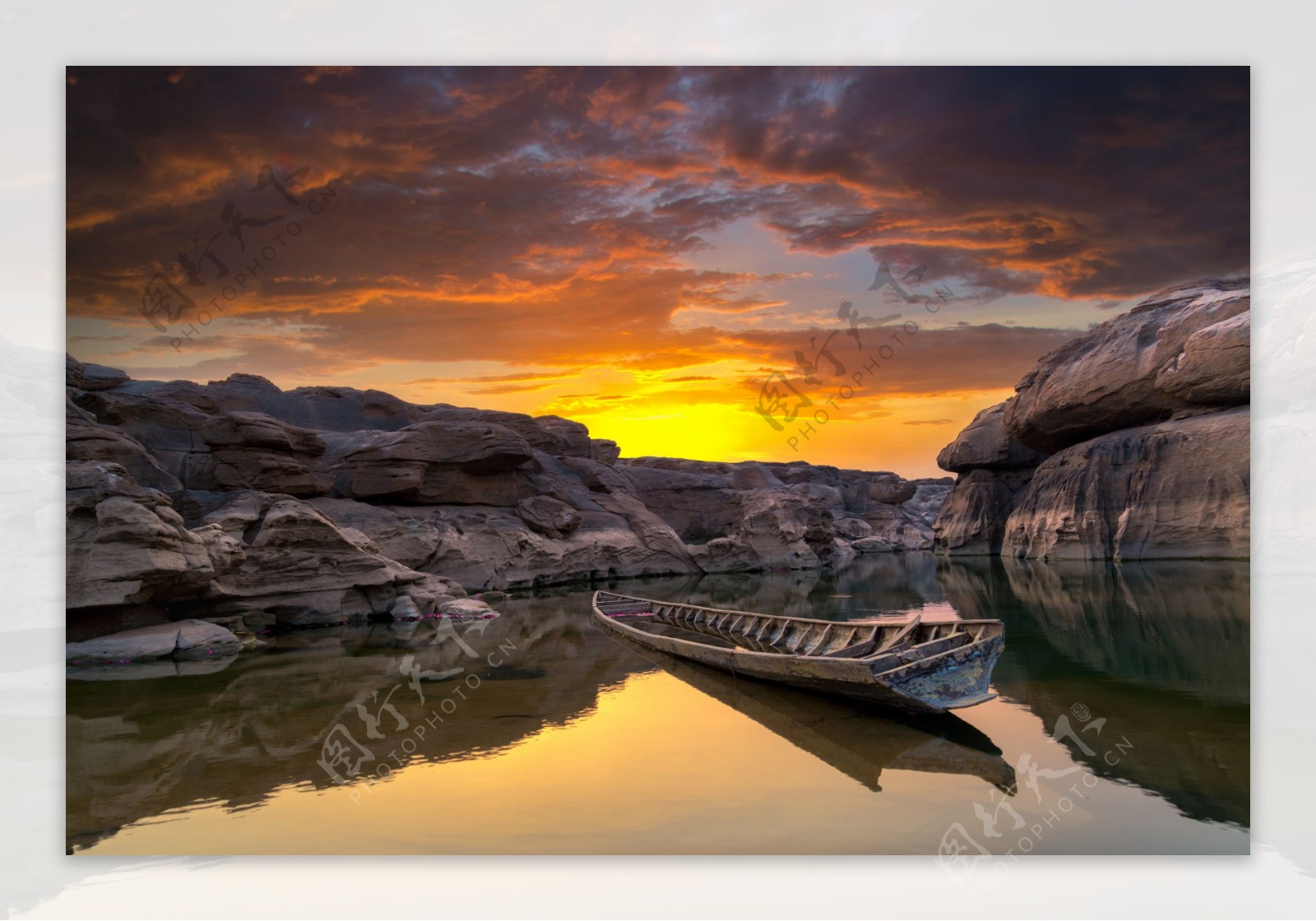 泰国日出和日落河流小船天空峡谷