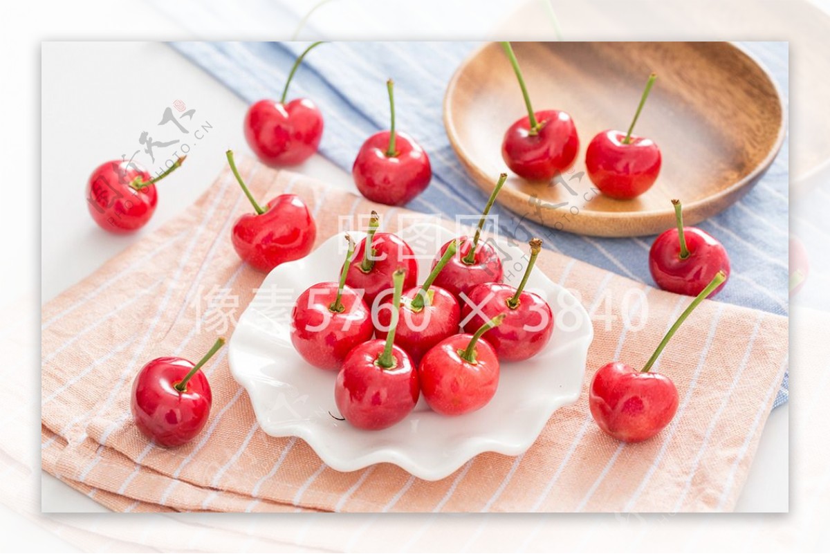 一些樱桃放在桌布上高清摄图图