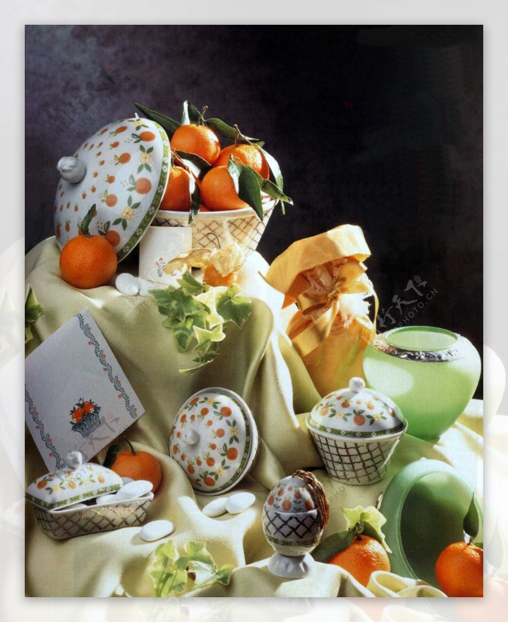 瓷盘和水果