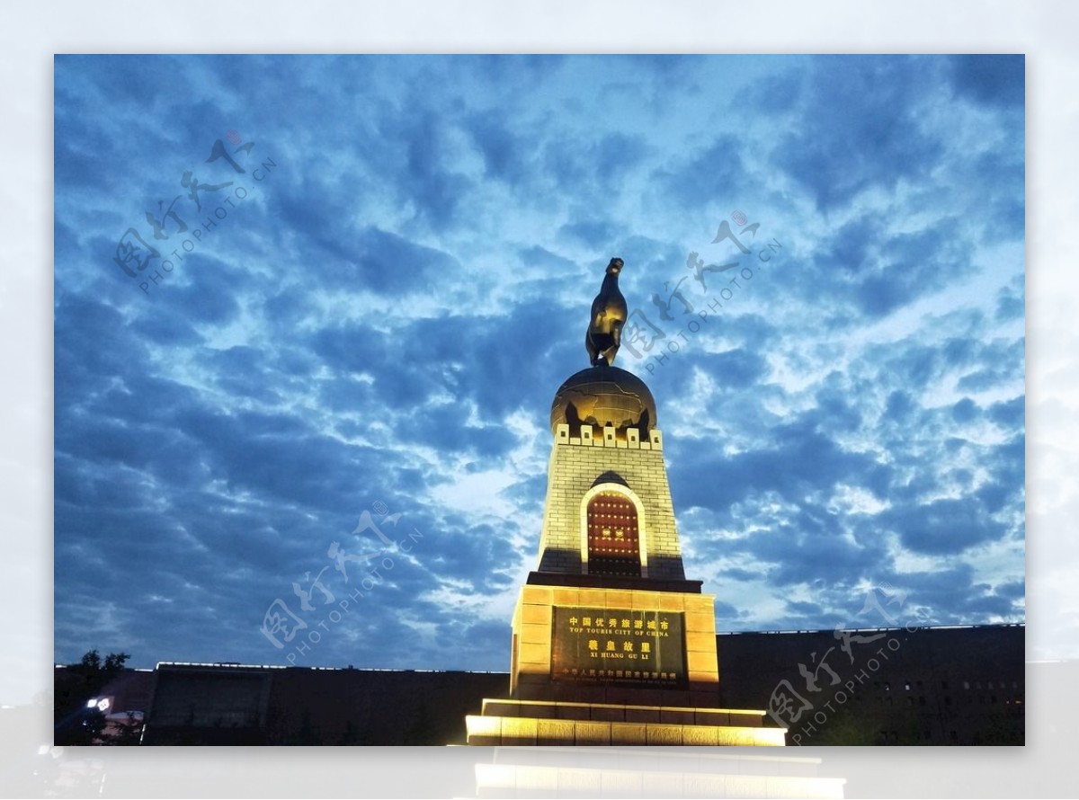 羲皇故里天河广场的蓝天与雕塑