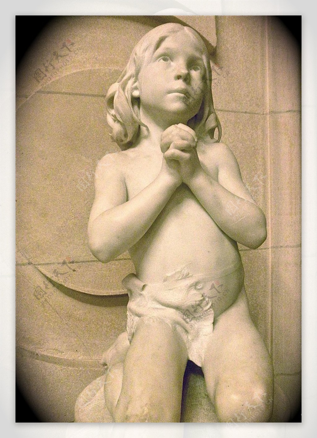 小孩祈祷雕塑