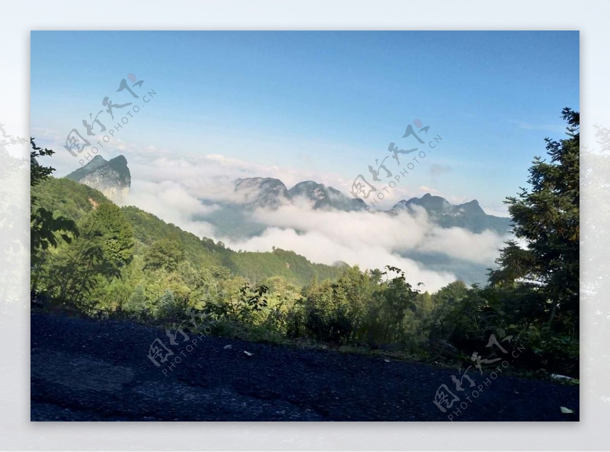 桂林山水带雾山景
