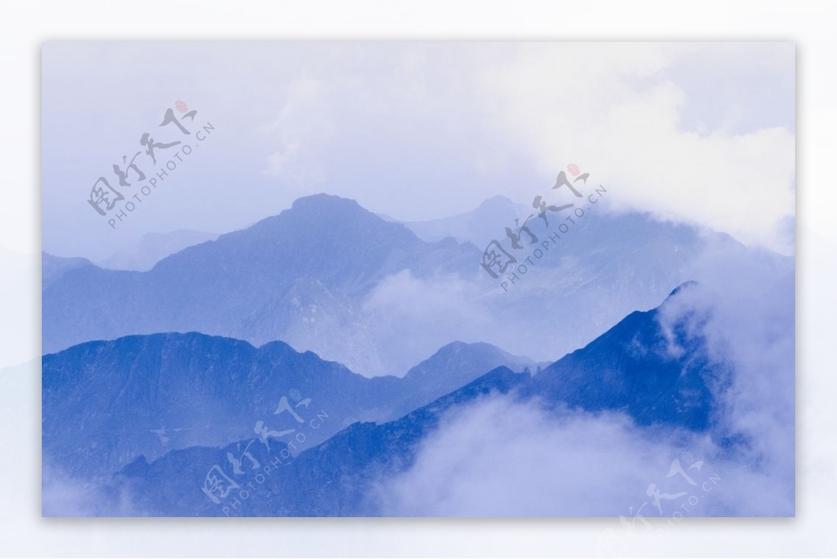 云雾笼罩的山峰