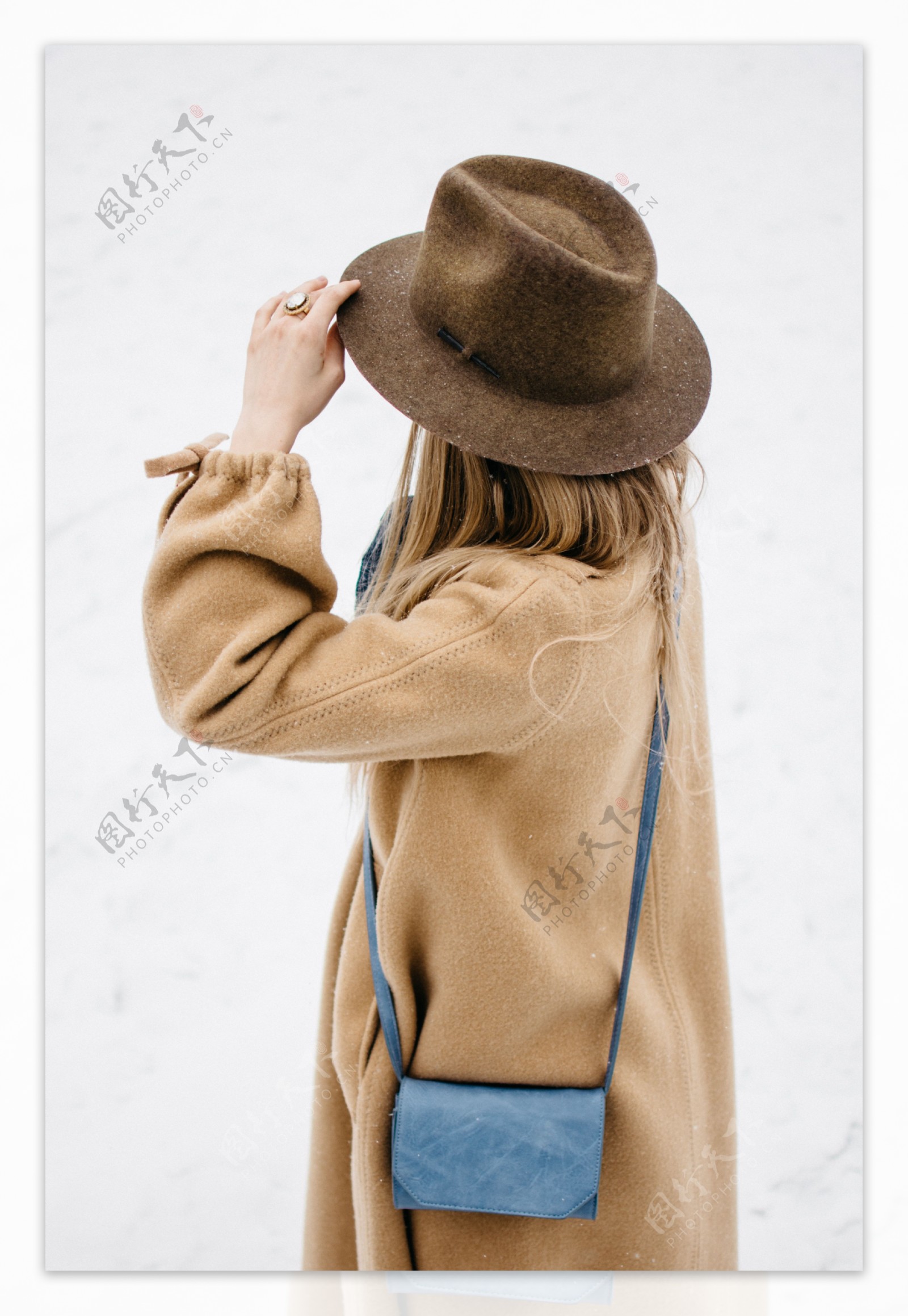戴帽子女孩的背影图片素材-编号13702013-图行天下