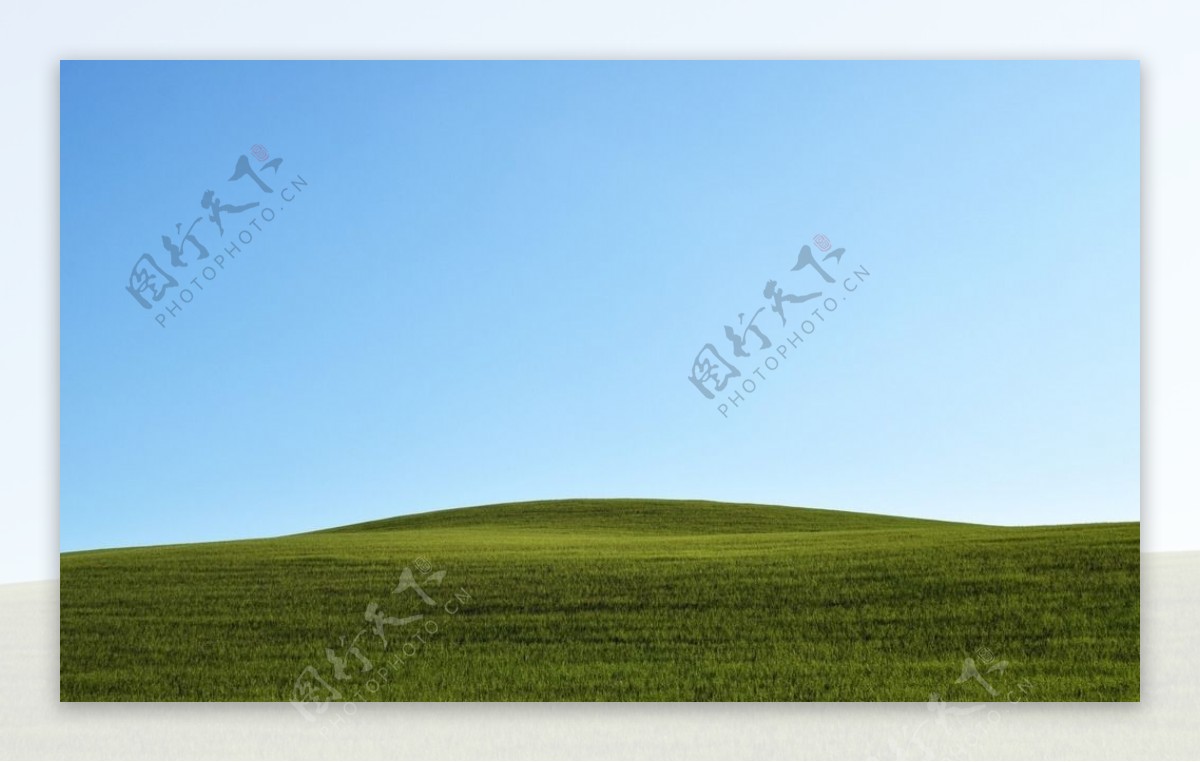 蓝天下的草原风景