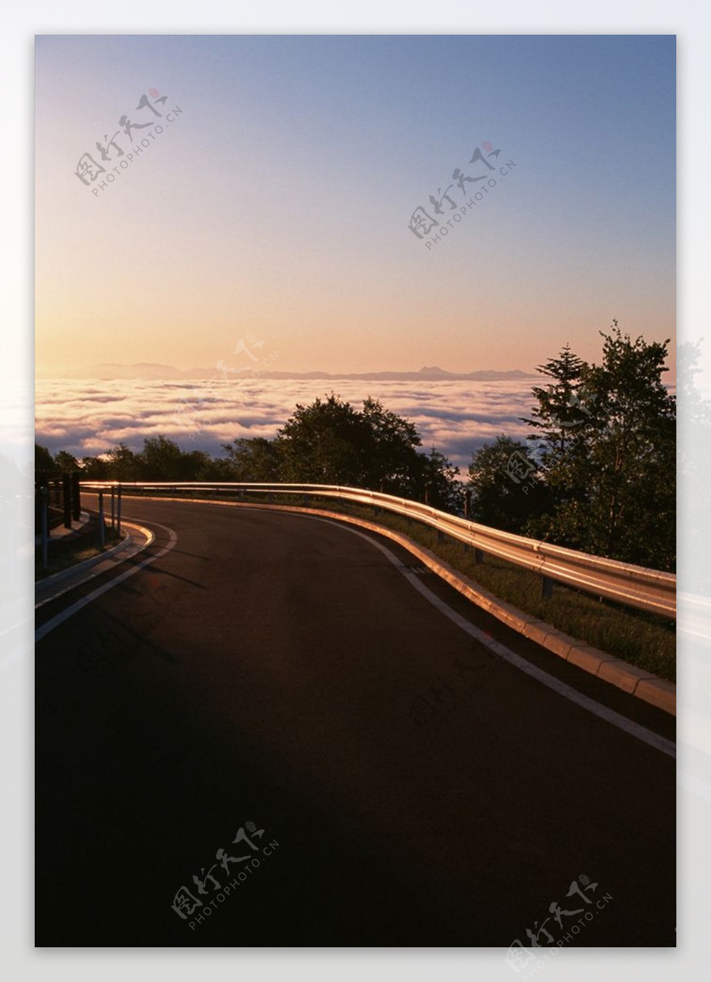 黄昏下的云海景色道路风景