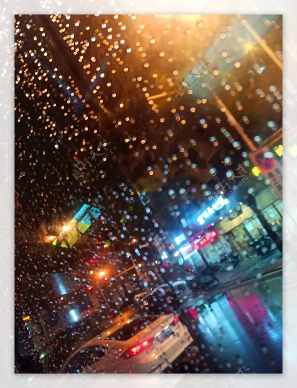 下雨天玻璃窗水珠夜晚灯光景色