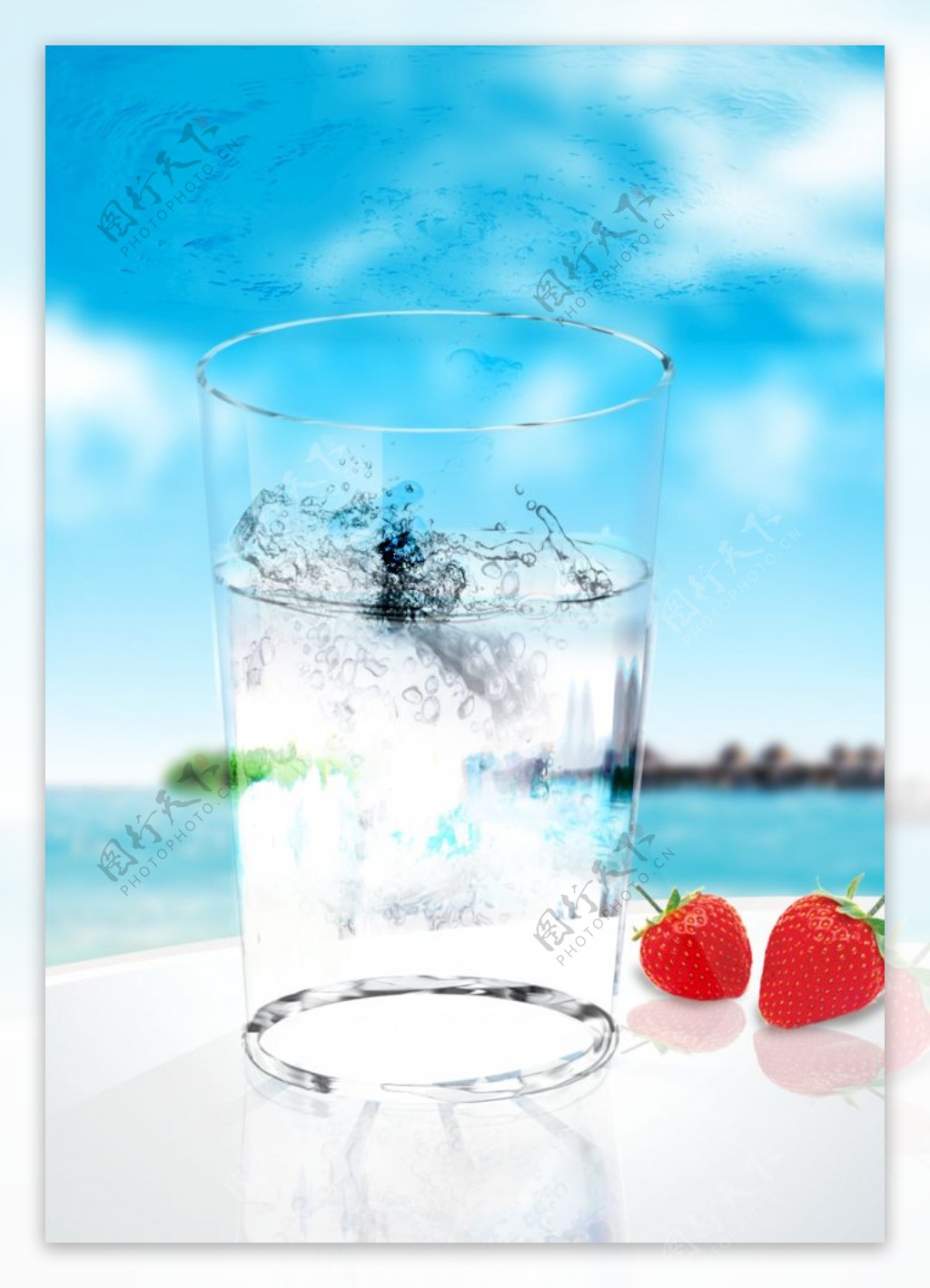 水杯草莓海报