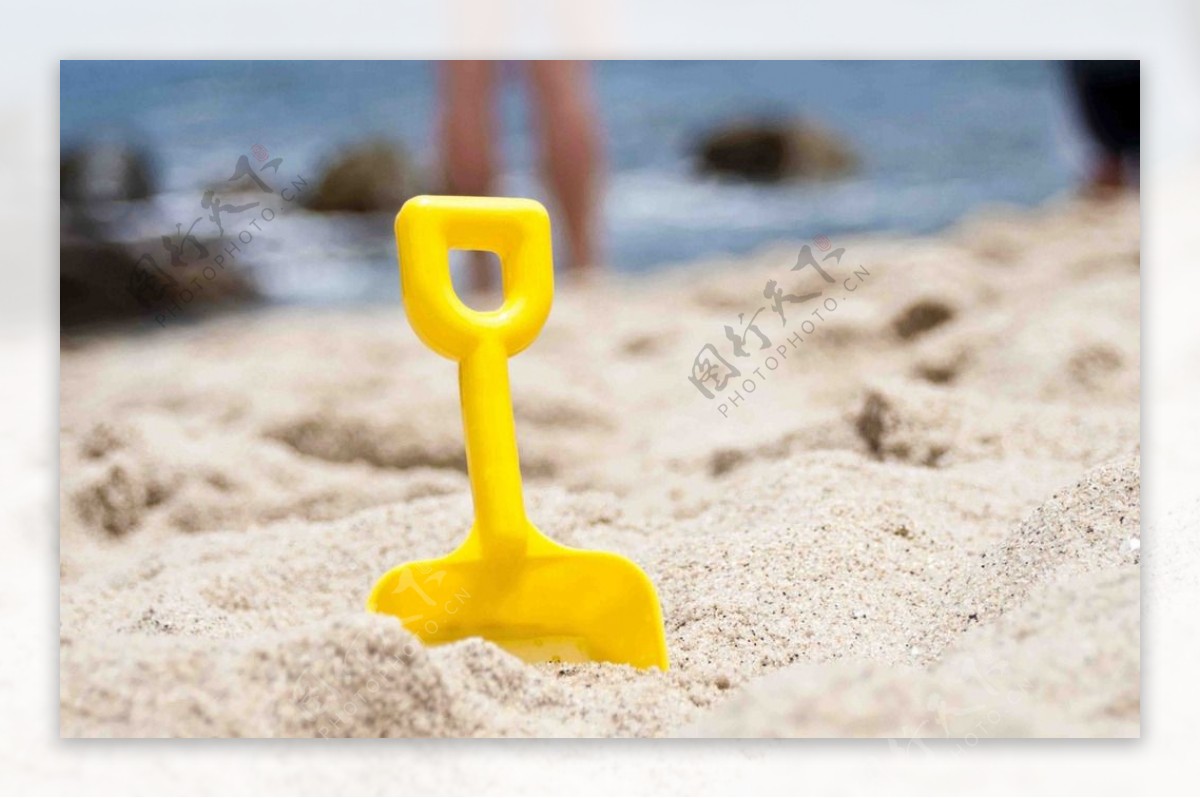 夏日沙滩中的铲子