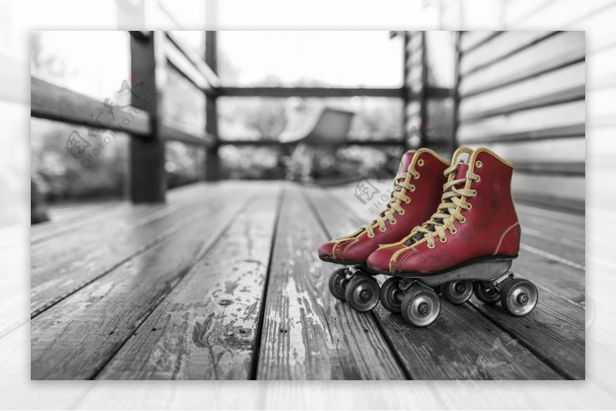 两只红色溜冰鞋