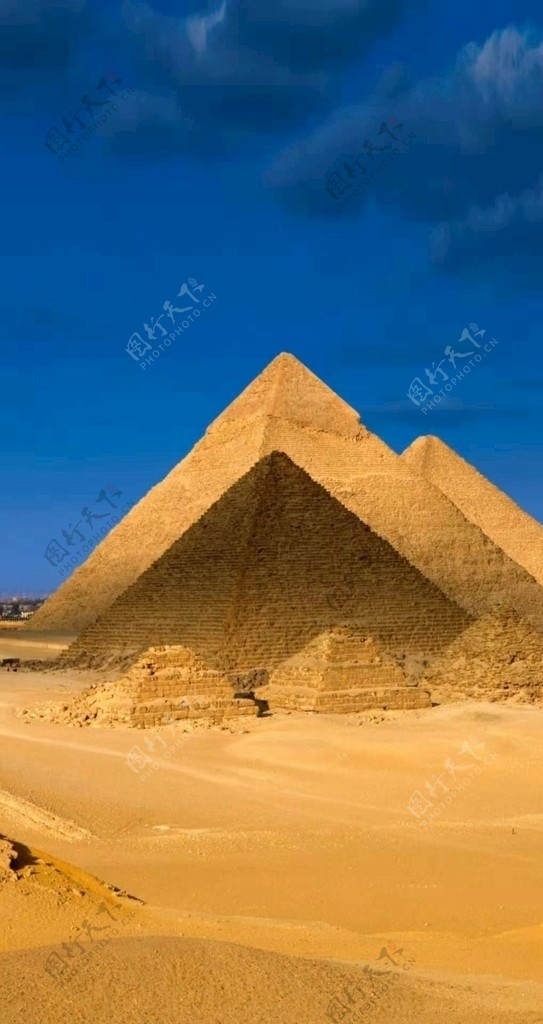 大沙漠中的金字塔