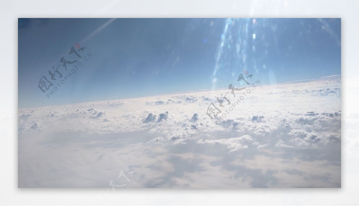 飞机上拍摄蔚蓝天空和唯美白云